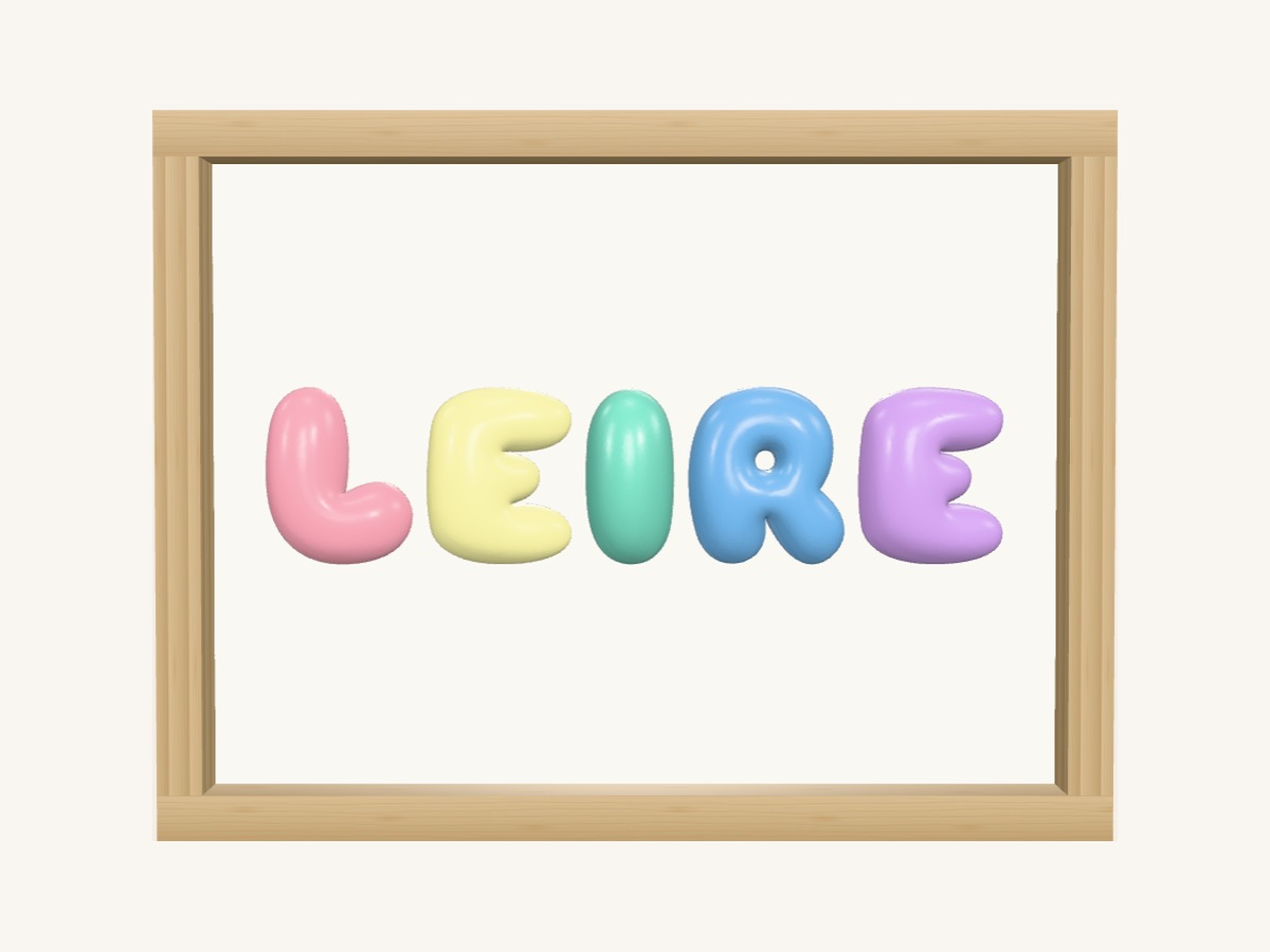 Nombre en letras 3D montado en un marco-vitrina de roble efecto madera
